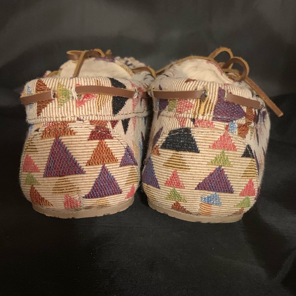 MINNETONKA Lined Multi Colored Print Mocs - Picture 4 of 8